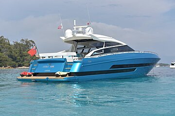 A blue boat with the name little hom on the back