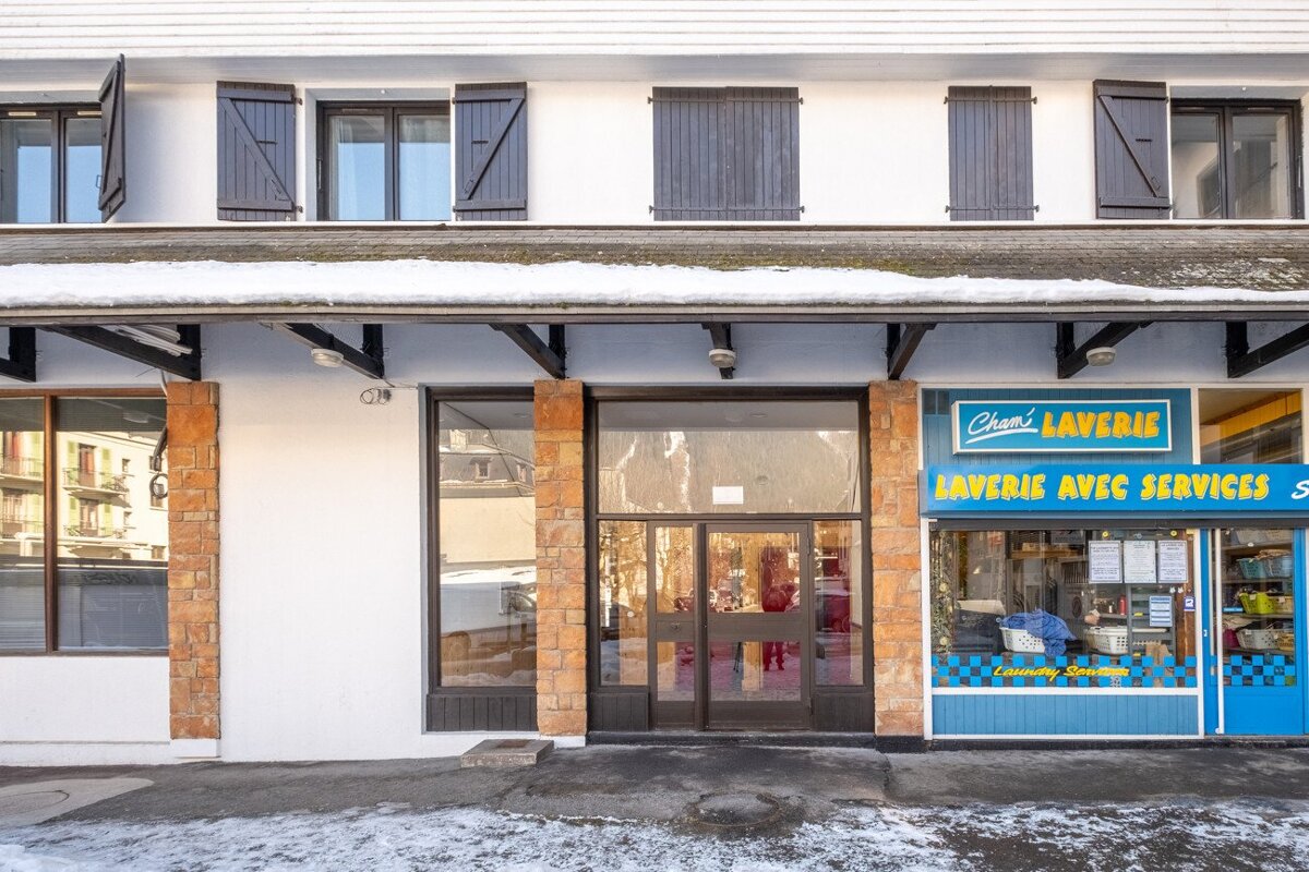 A store front with a sign that says laverie avec services