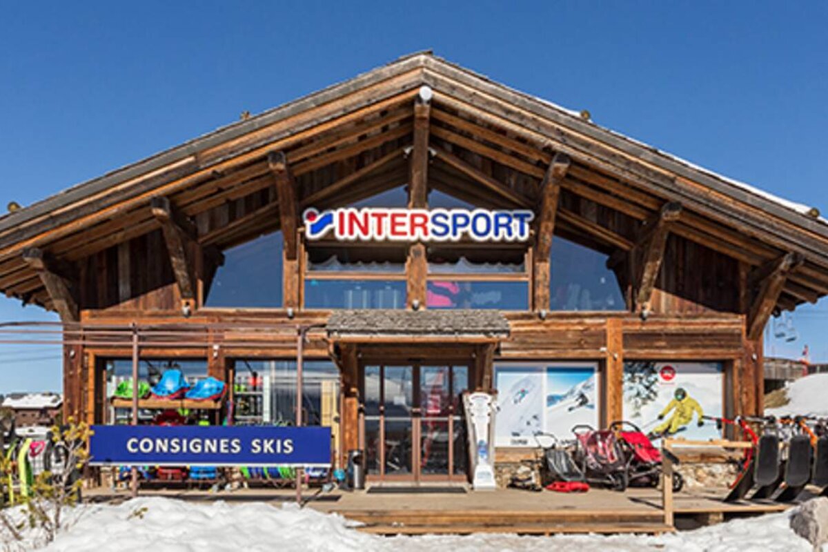 A building with a sign that says intersport on it