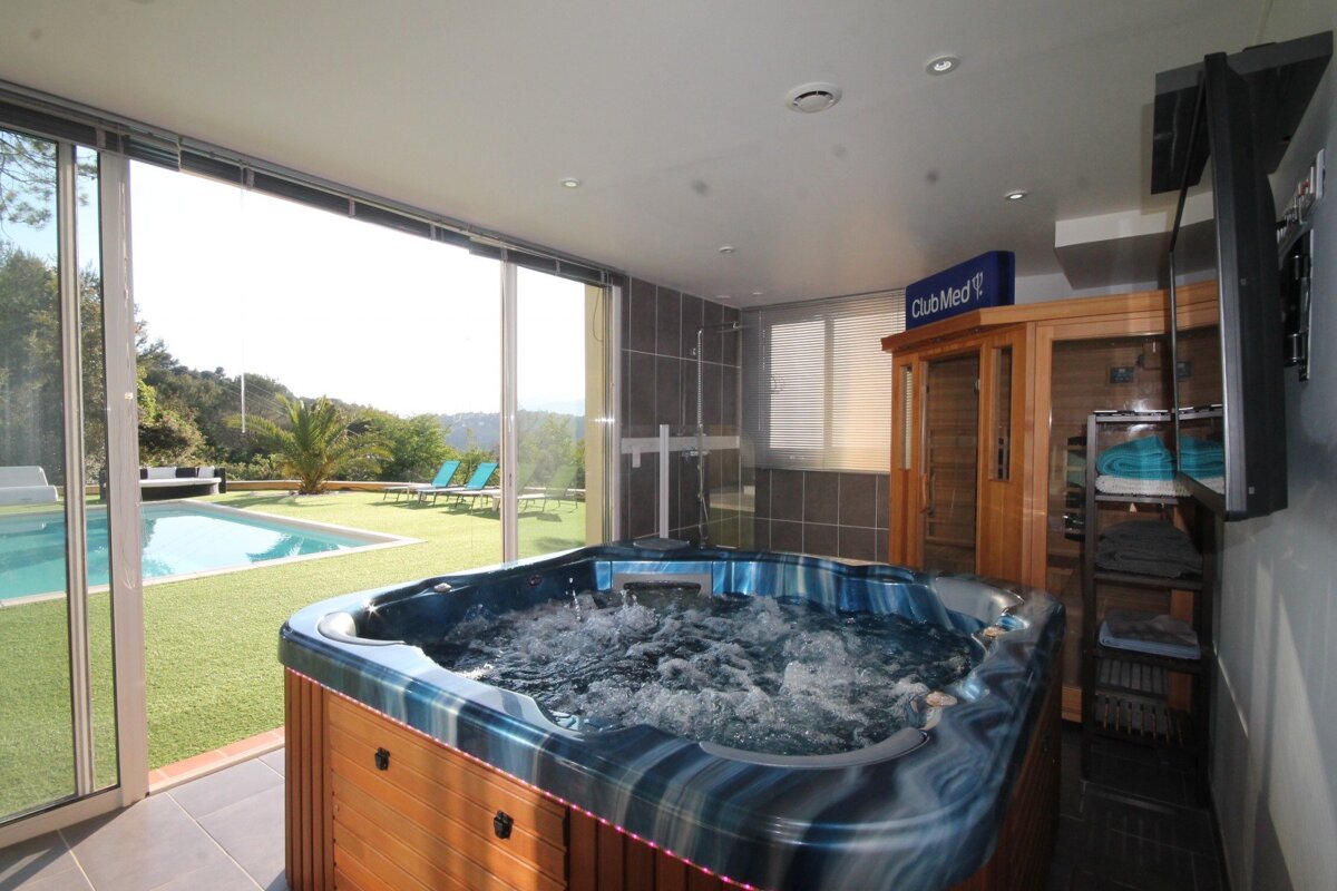 A blue sign on the ceiling says clubmed