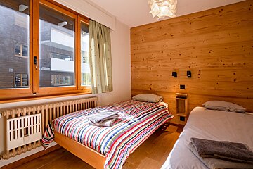 A bedroom with a single bed and a window