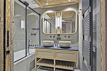 A bathroom with two sinks and a bathtub
