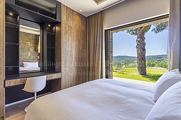 A bedroom with a sliding glass door that says killington janssens immobilier