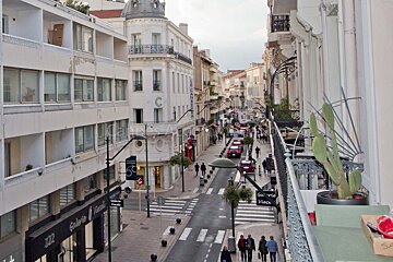 A busy street with a sign that says video