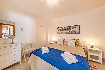A bedroom with a blue blanket on the bed