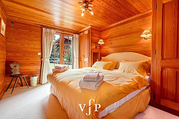 A bedroom with a bed and a sign that says vjp