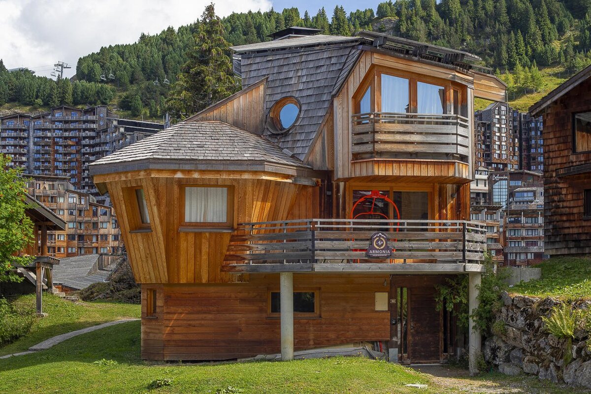 A wooden house with a sign that says chalet