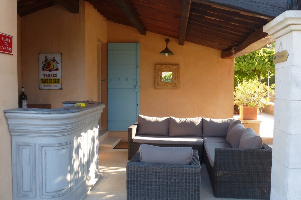 A sign on a wall that says tabacs on it