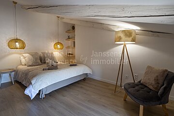 A bedroom with the words made in provence by immobilier on the wall