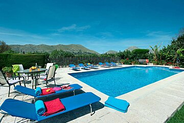 A large swimming pool with mountains in the background