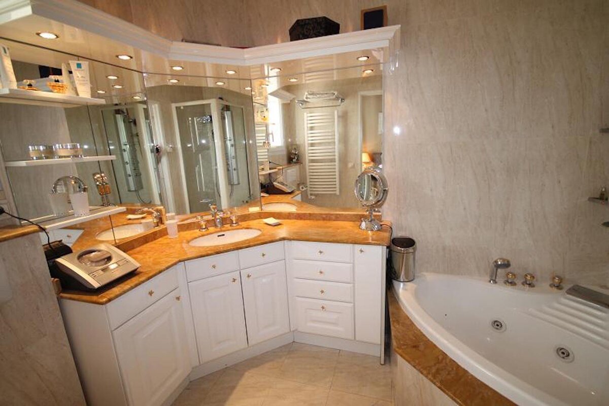 A bathroom with two sinks and a jacuzzi tub