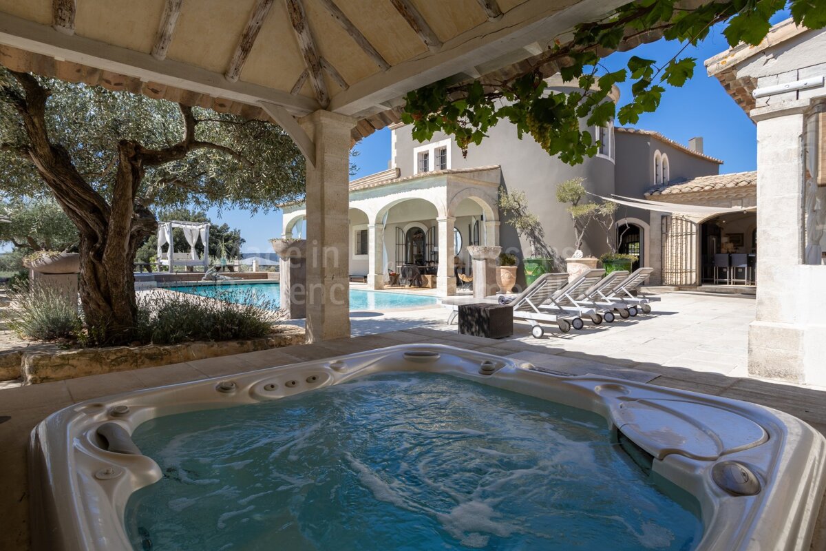A hot tub in front of a house that says ' stein ' on it