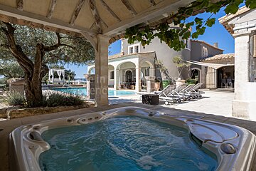 A hot tub in front of a house that says ' stein ' on it
