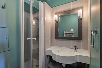 A bathroom with a sink and a mirror