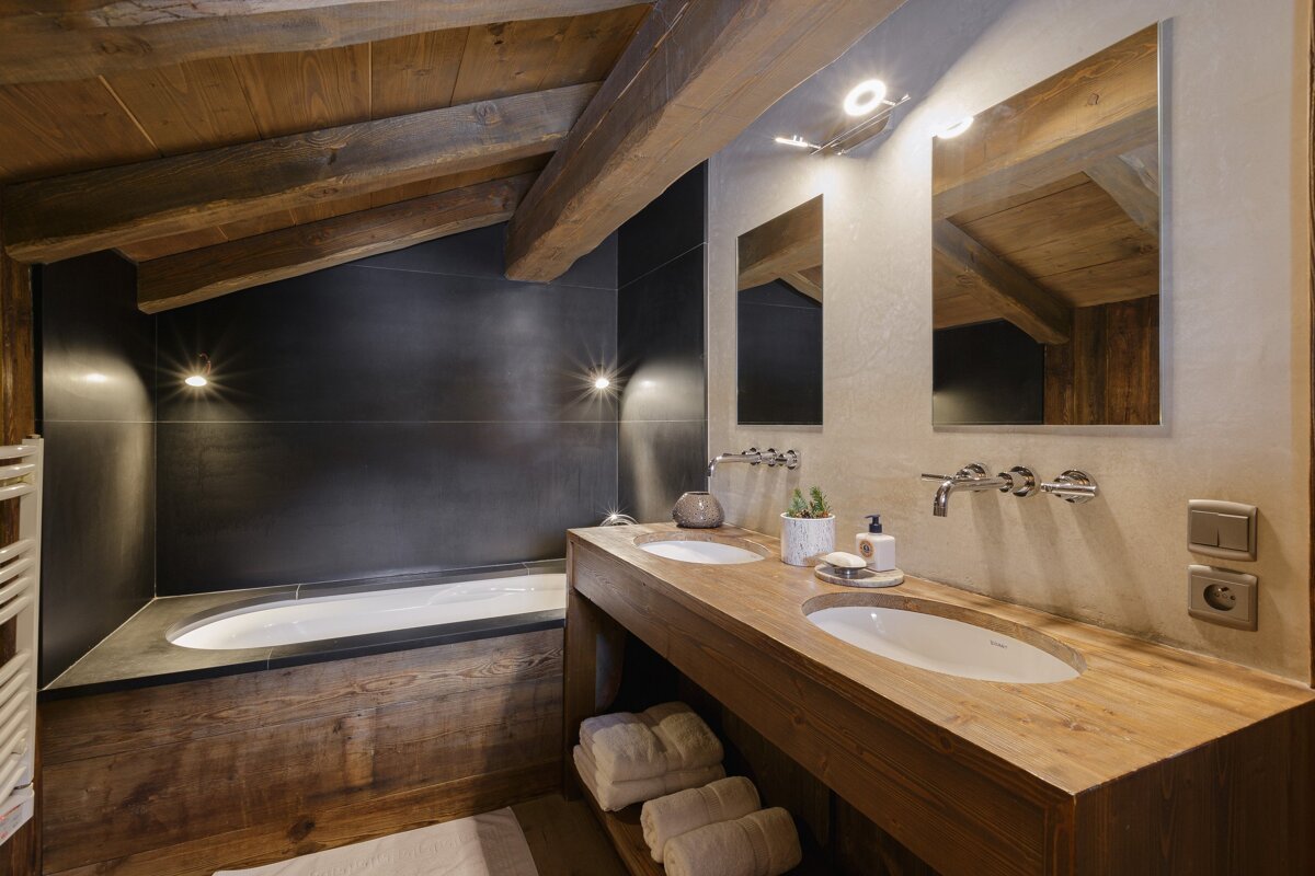 A bathroom with two sinks and a bathtub