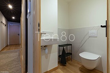 A bathroom with the number 80 on the wall