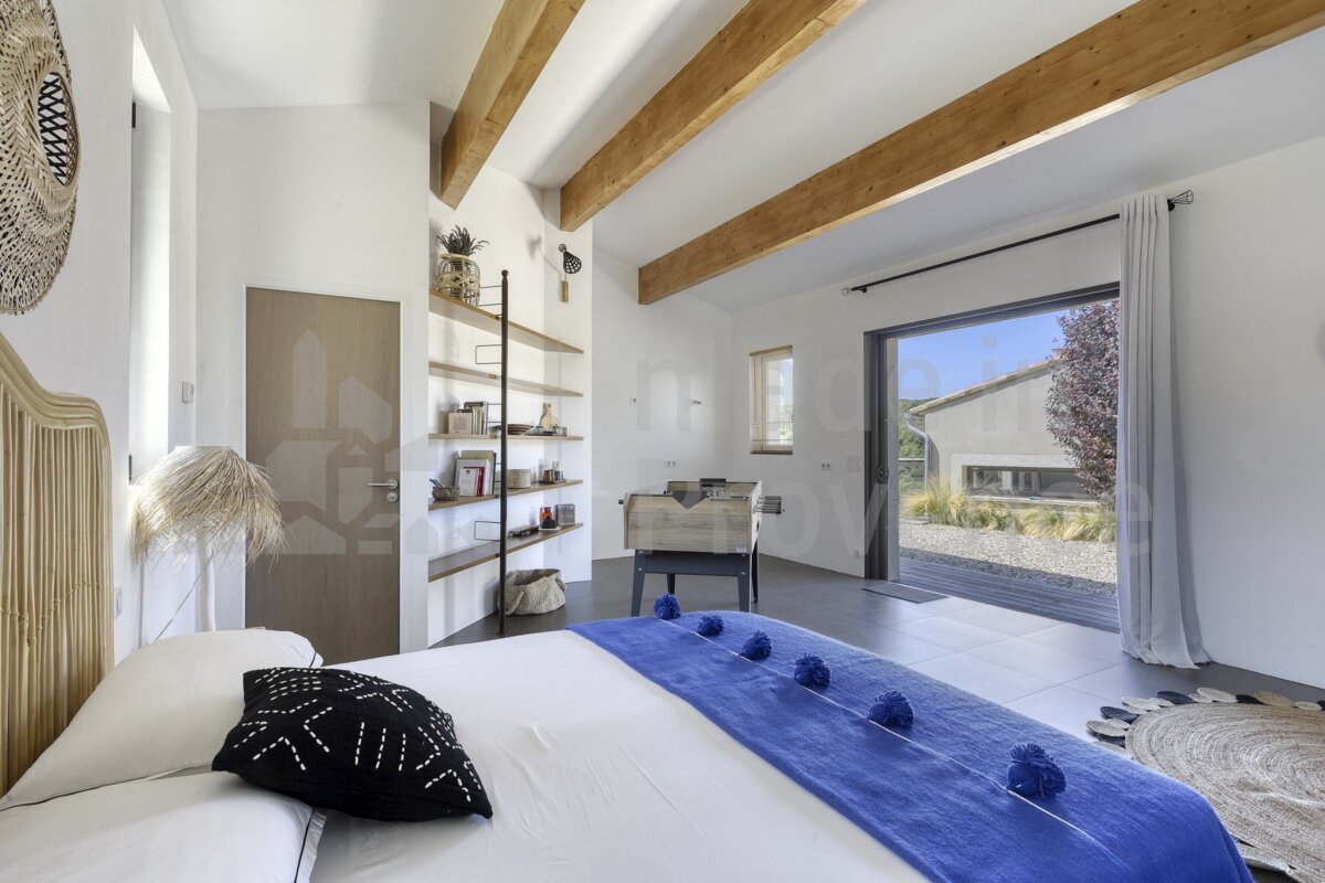 A bedroom with a blue blanket on the bed