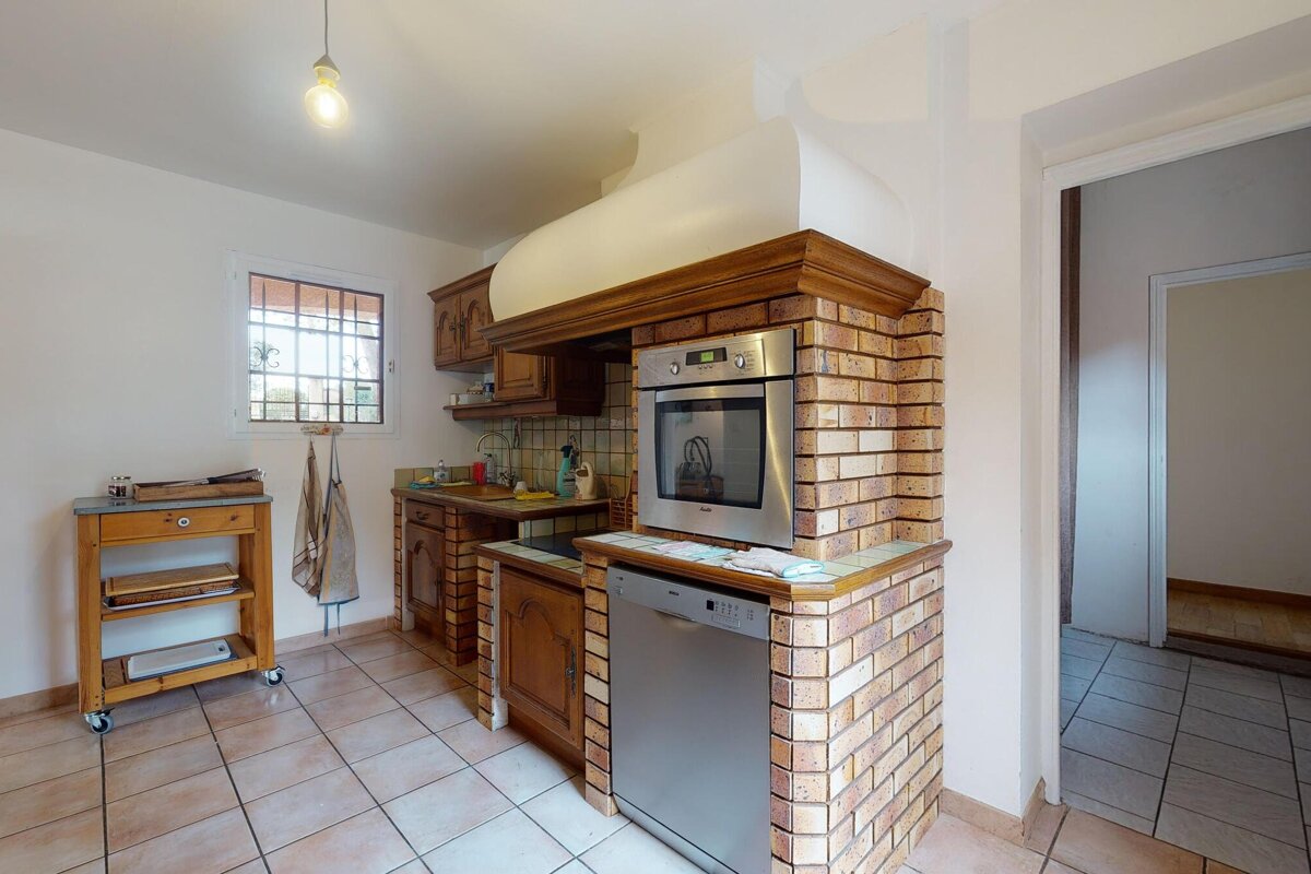 A kitchen with a bosch oven and a dishwasher