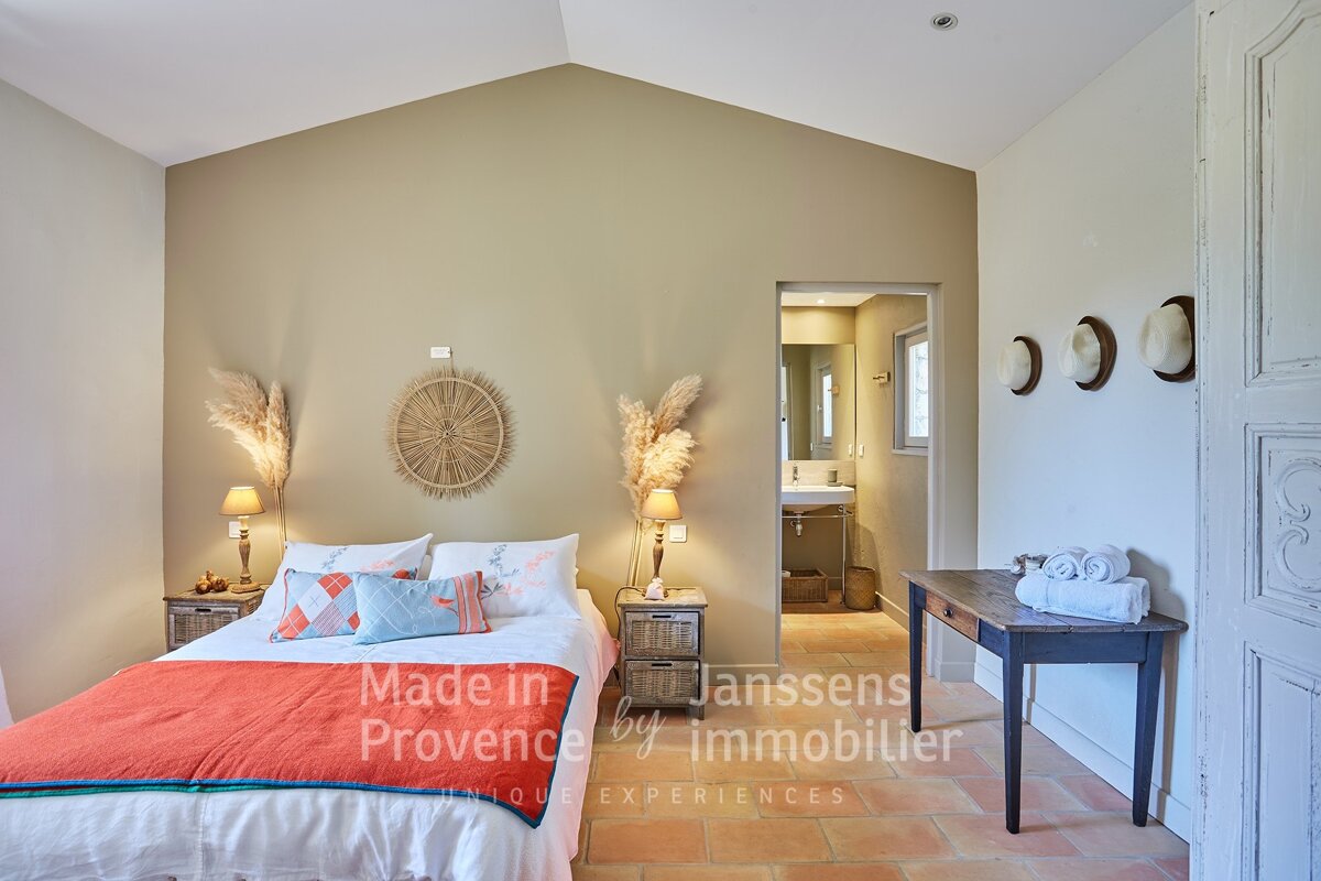 A bedroom with the words made in provence by immobilier on the wall