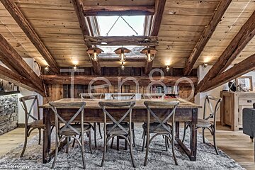 A dining room with a table and chairs and the word tengo on the bottom