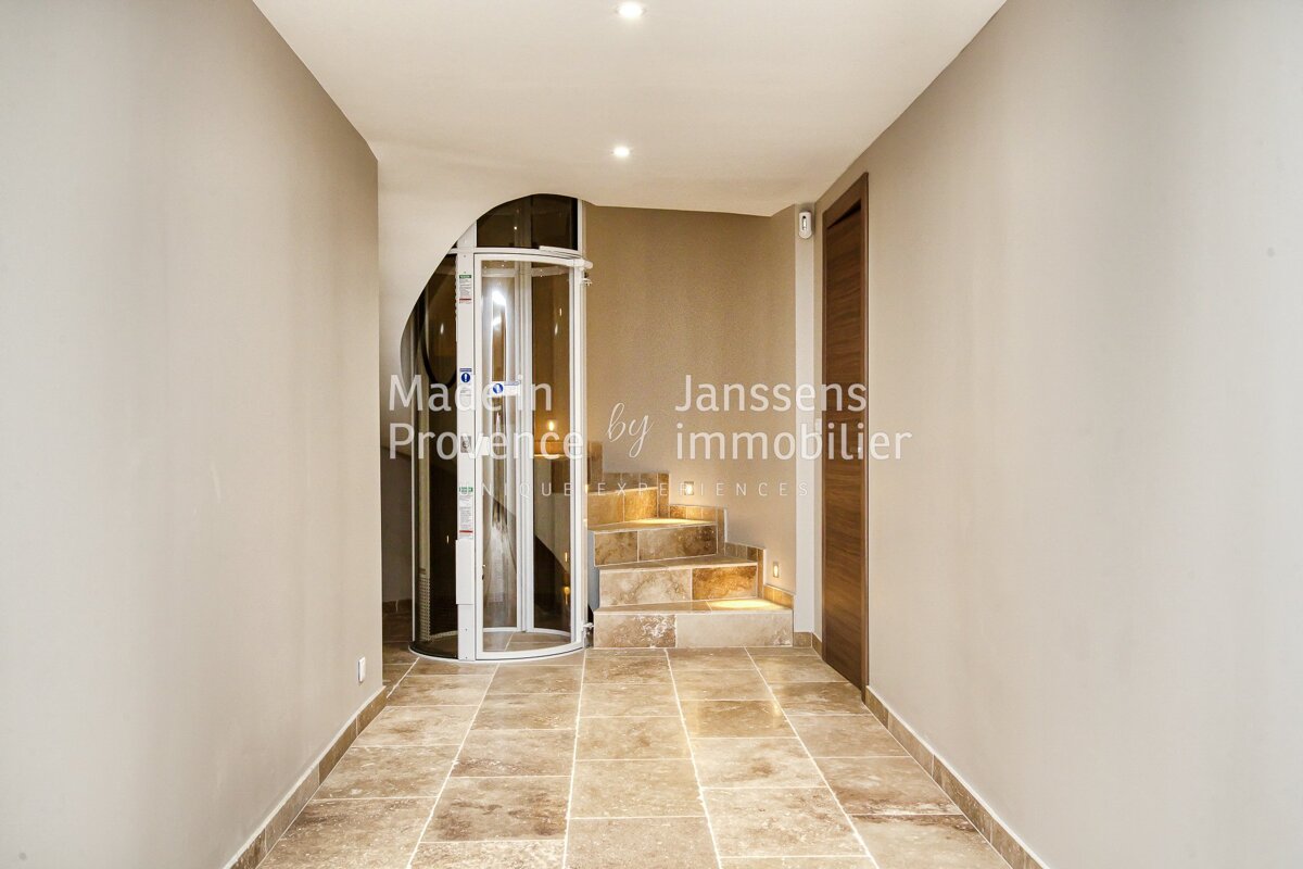 The word janssens that is on a wall