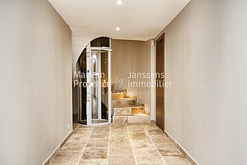 The word janssens that is on a wall