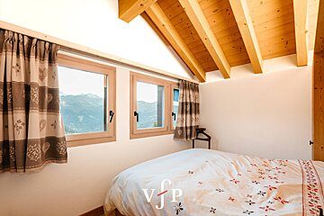 A bedroom with a bed and a sign that says vjp