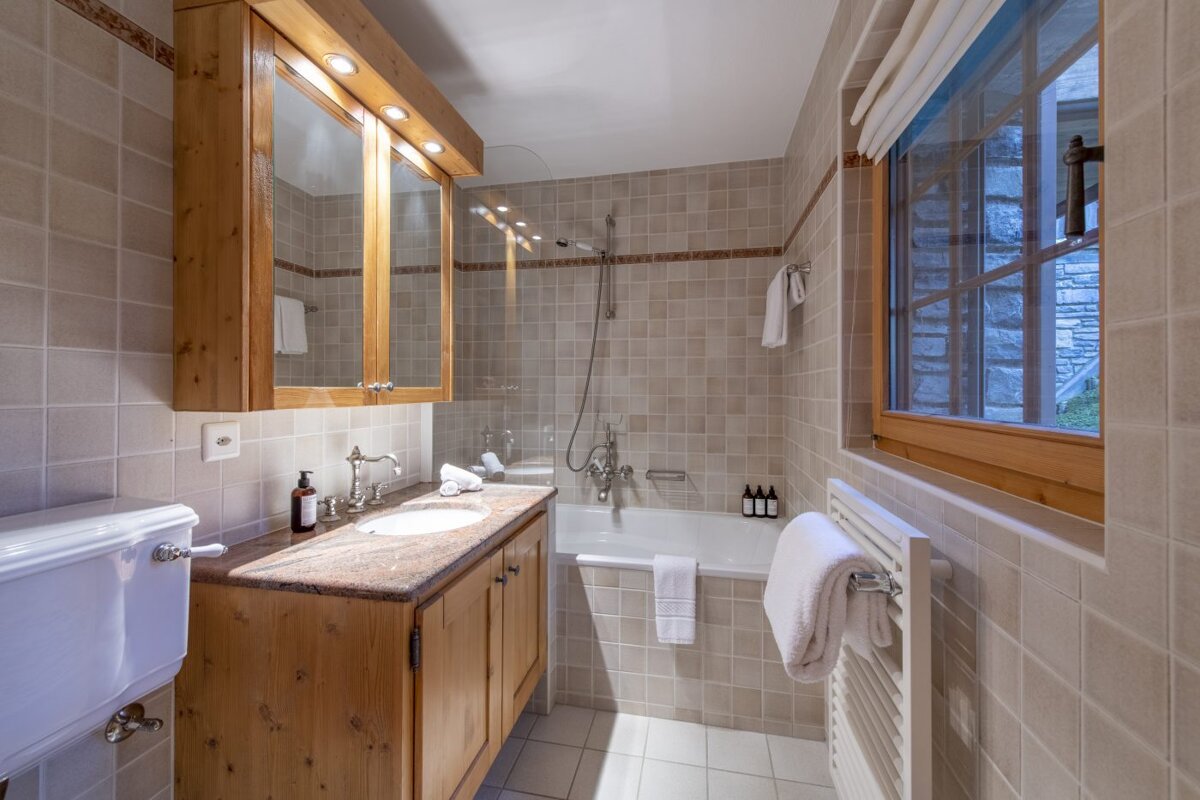 A bathroom with two sinks and a bathtub