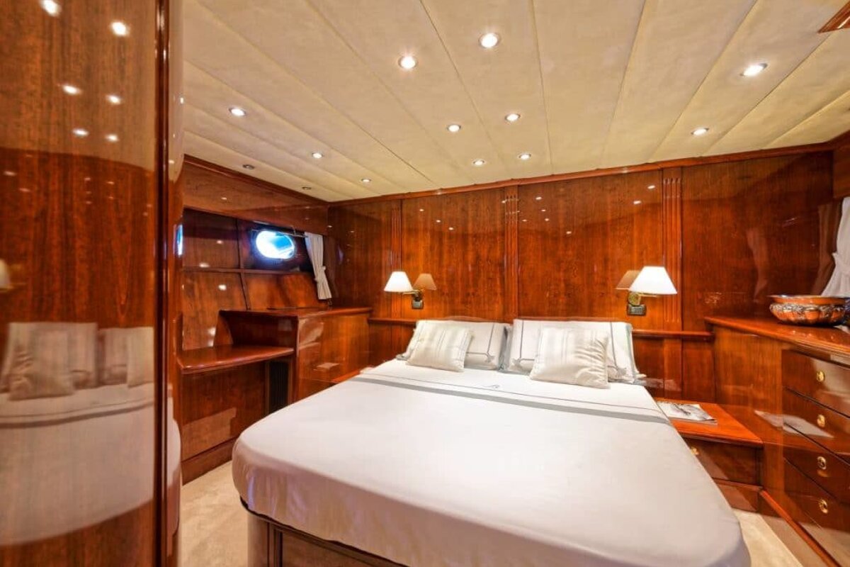 A bedroom with a large bed and two lamps