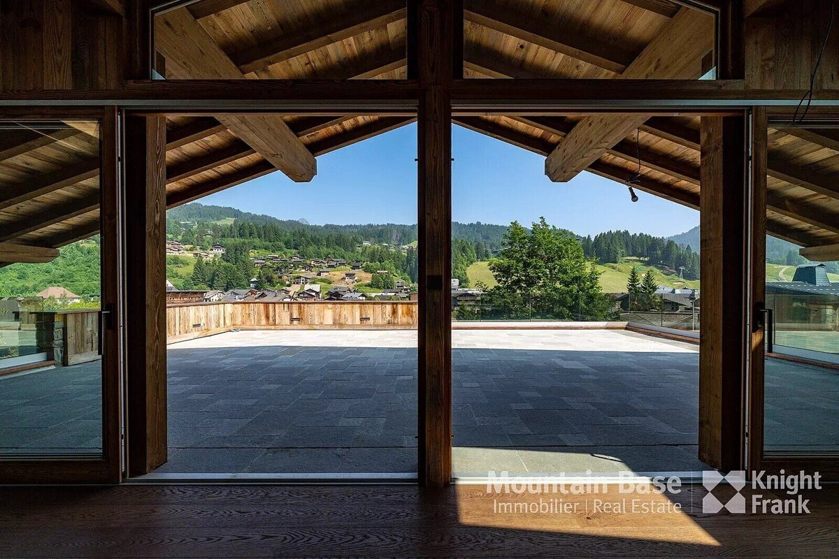 A room with a view of the mountains and the words mountain base immobilie real estate