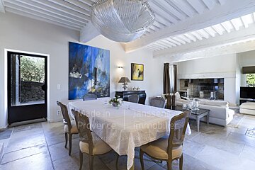 A dining room table with the words made in provence on it