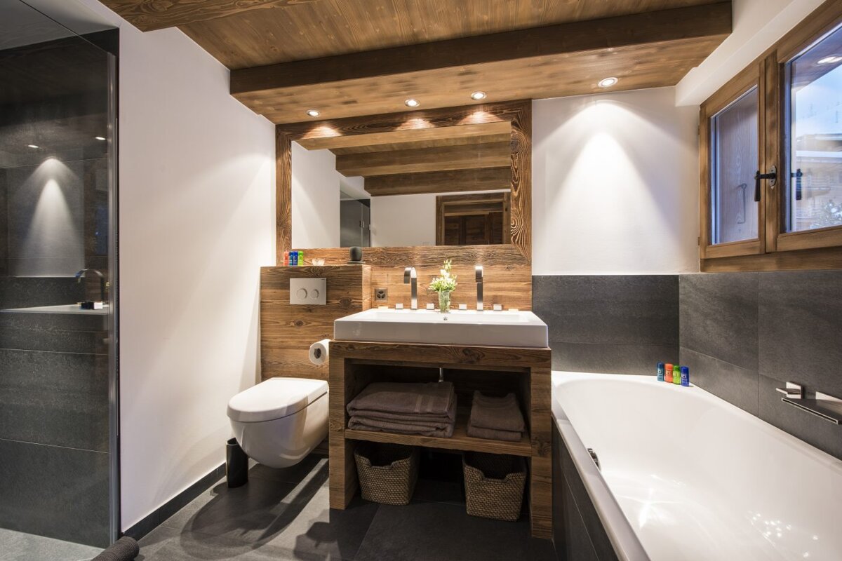 A bathroom with two sinks and a bathtub