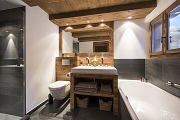 A bathroom with two sinks and a bathtub