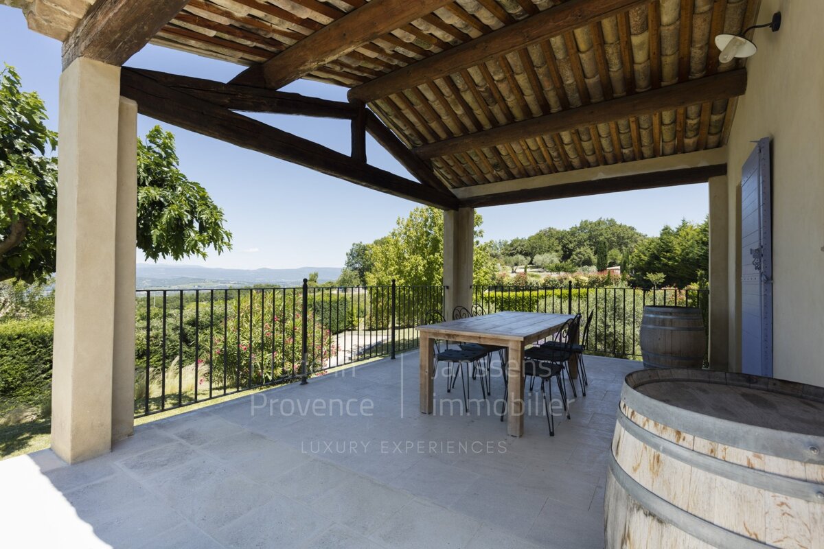 The word provence that is on a building