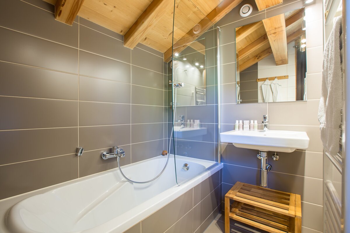 A bathroom with a bathtub and a sink