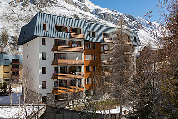 A building with a sign that says ski rental on it