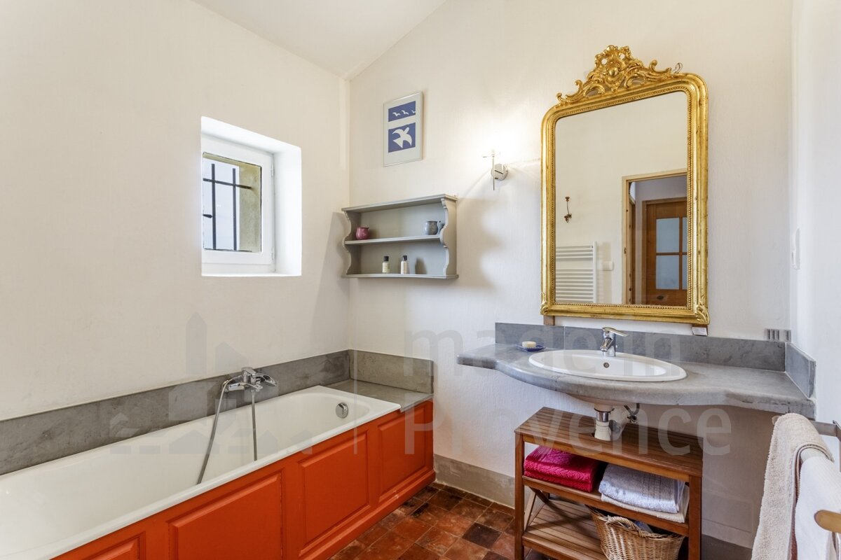 A bathroom with a bathtub and a sink and the word france on the wall