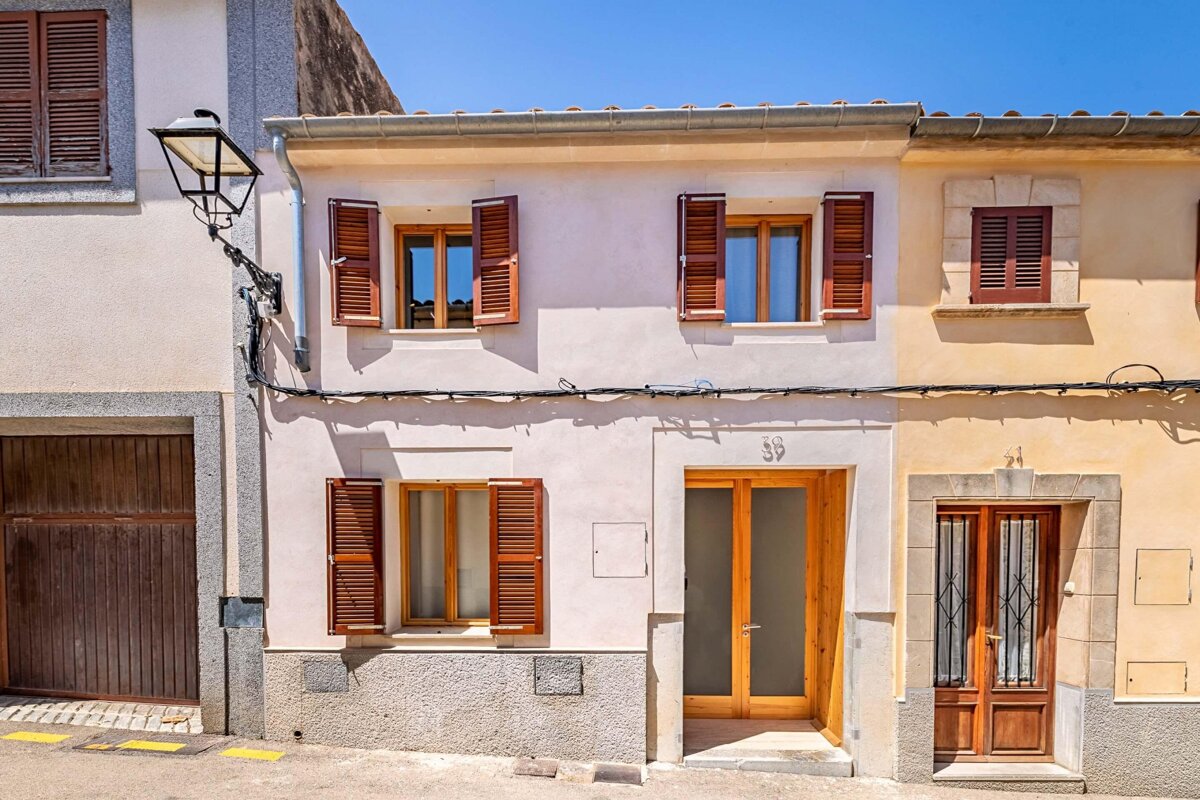 The number 39 is on the front of a building