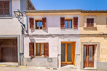 The number 39 is on the front of a building