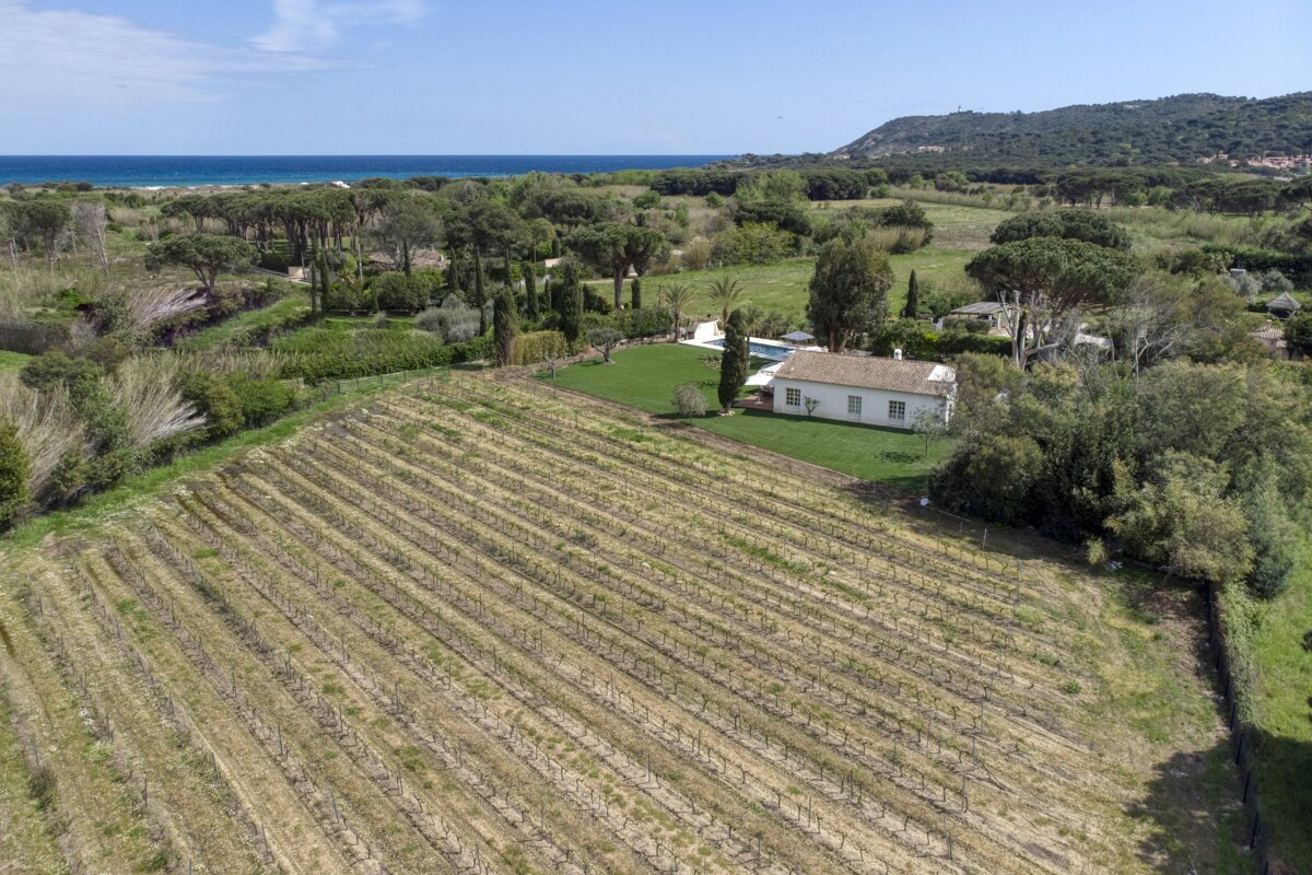 An aerial view of a house in the middle of a field