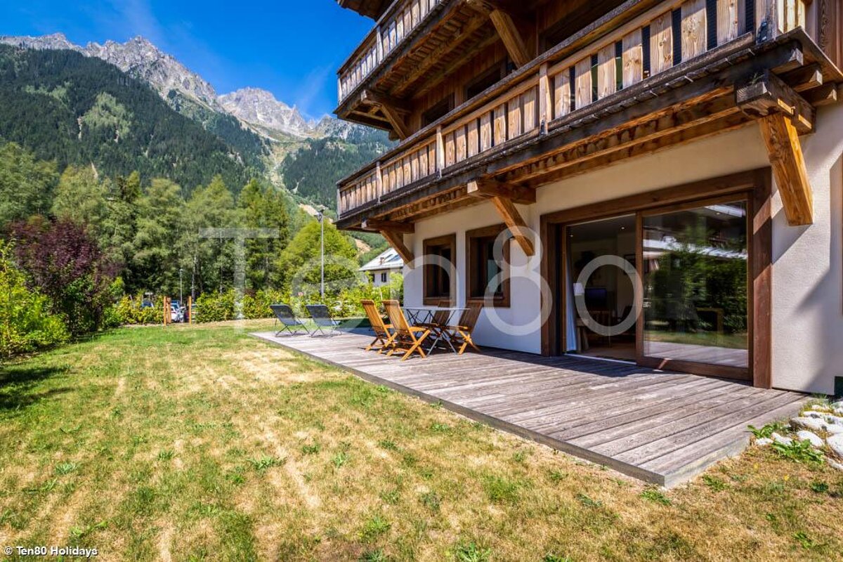 A picture of a house with the word holidays on it