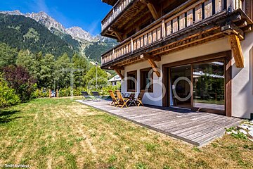 A picture of a house with the word holidays on it