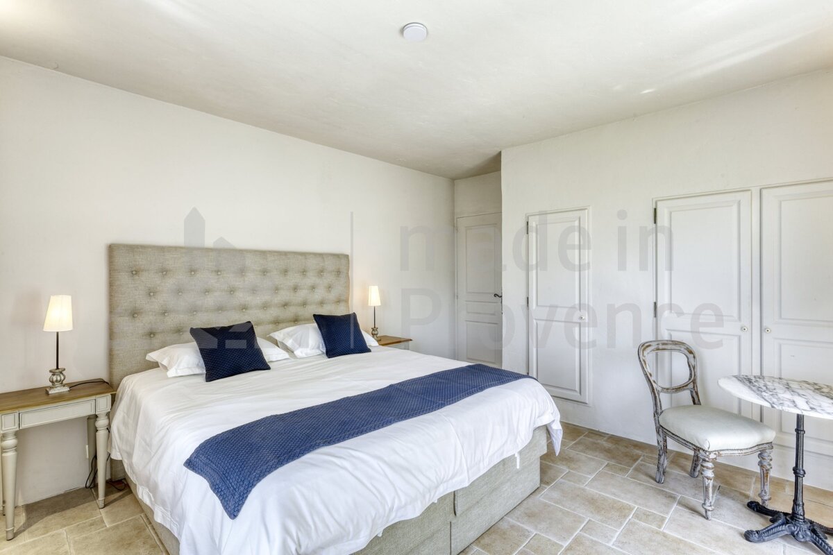 A bedroom with the word made in provence on the wall