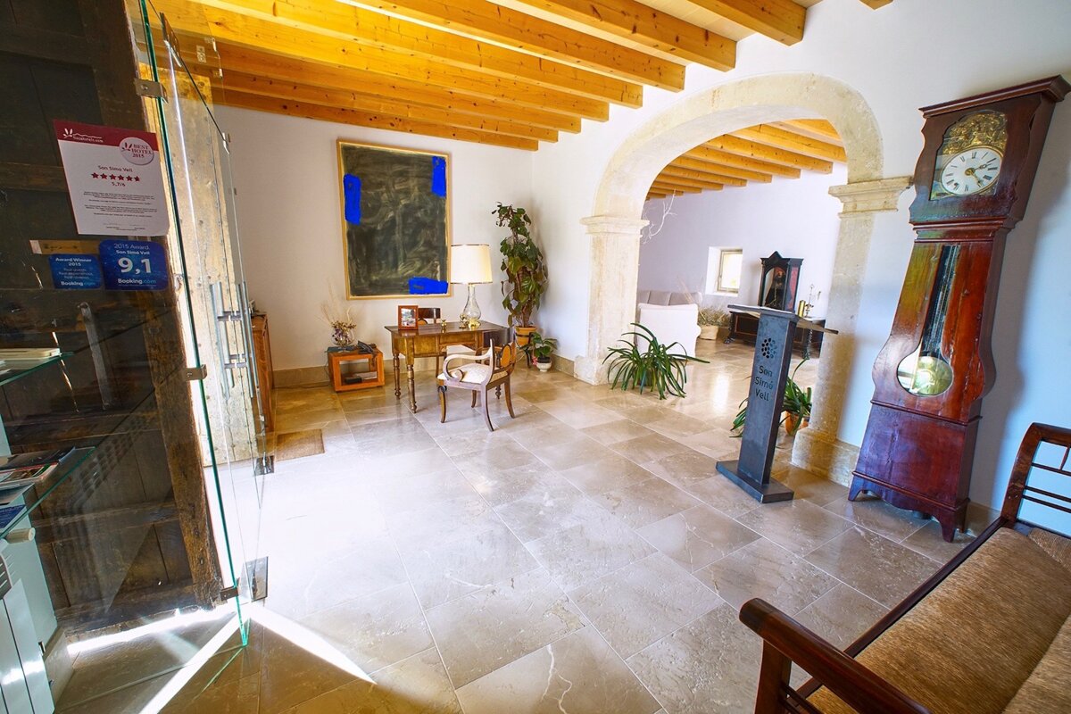 A room with a clock and a sign that says 9.1