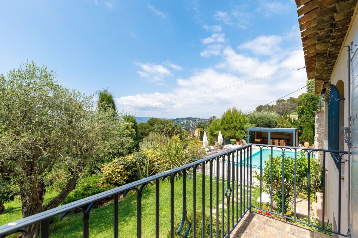 A balcony with a view of a swimming pool
