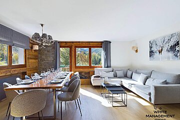 A bedroom with two beds and a painting on the wall that says ' montagne '