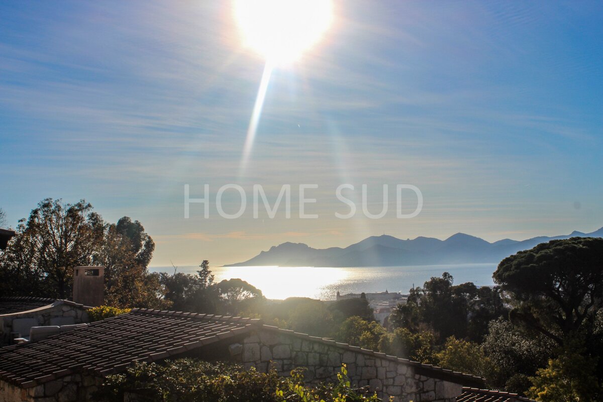 A view of the ocean and mountains from home sud