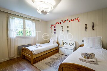 A bedroom with two twin beds and the word tengo on the wall