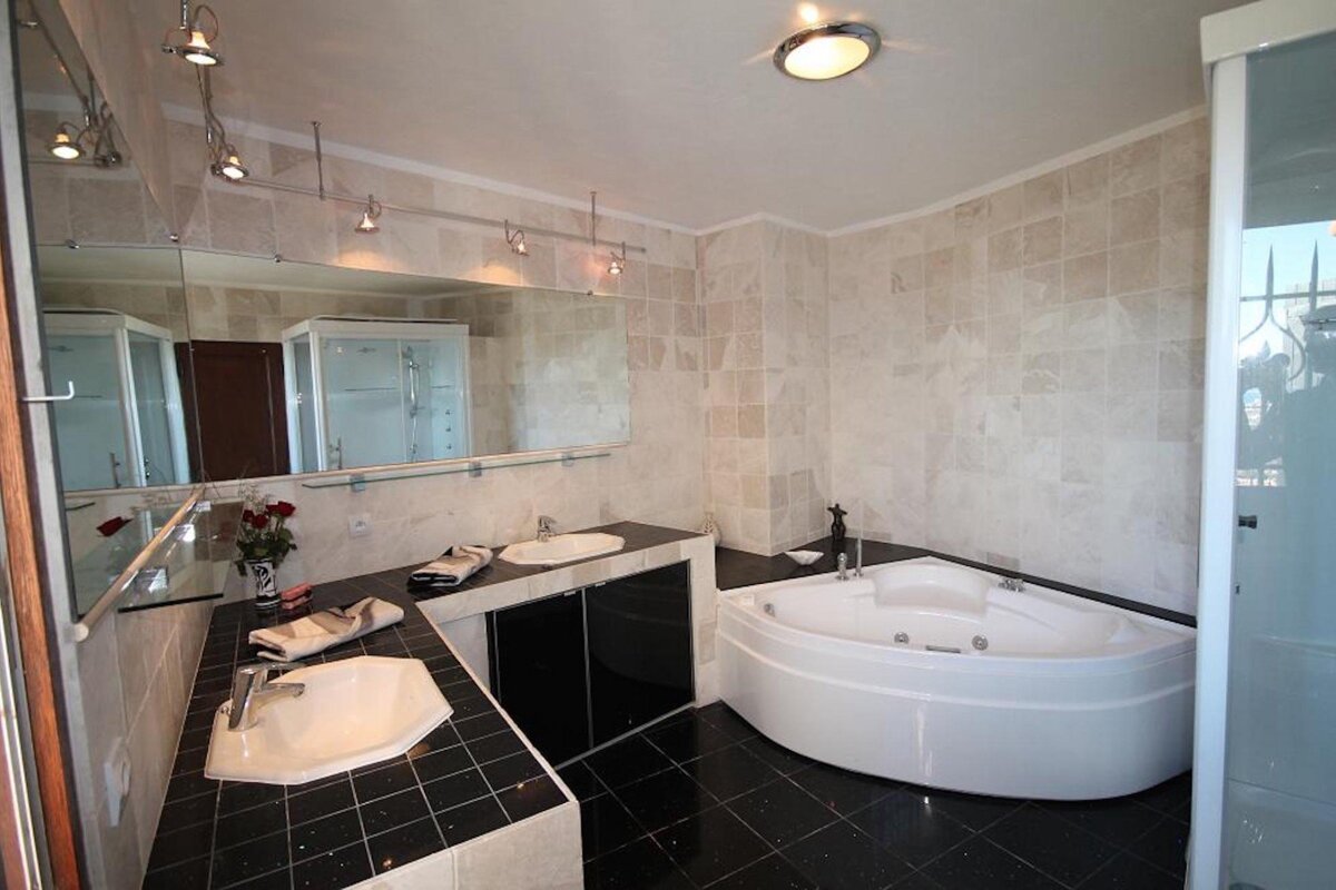 A bathroom with two sinks and a jacuzzi tub