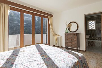 A bedroom with a dresser and a mirror